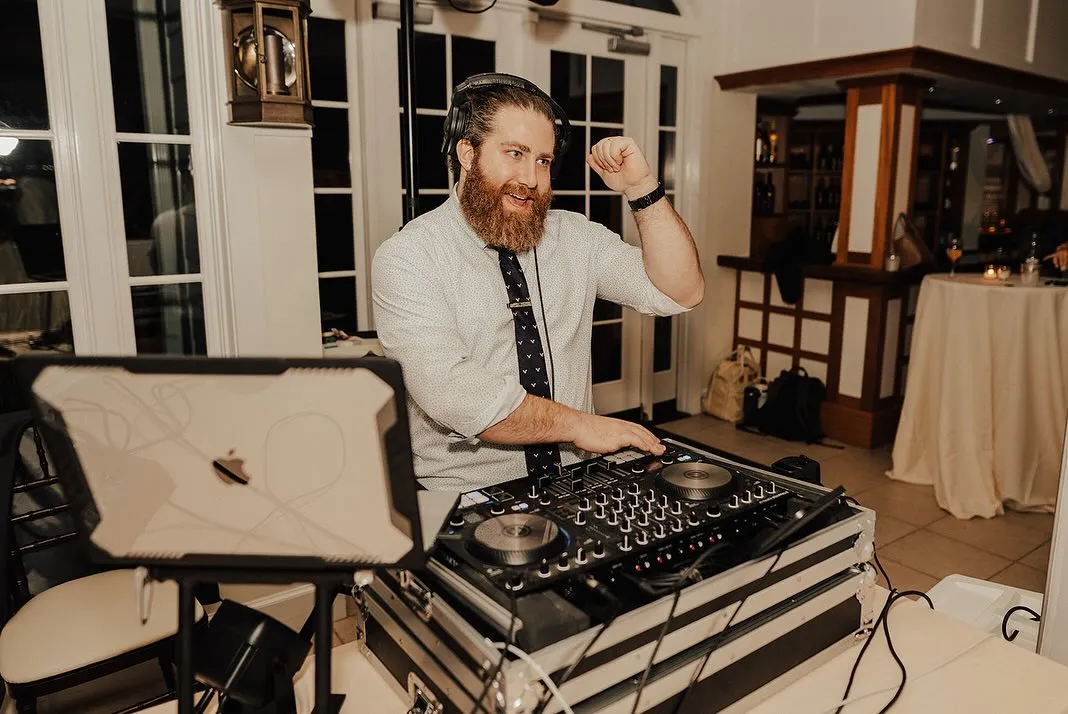Photo-professional-wedding-dj-performing-at-maryland-wedding-reception