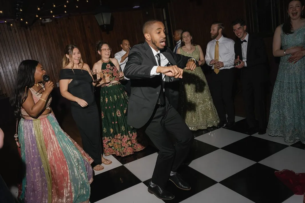 Photo-wedding-guest-dancing-on-packed-reception-dance-floor